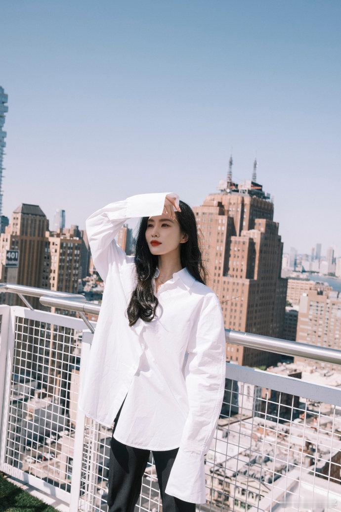 #刘诗诗卷发白衬衫look#刘诗诗以卷发白衬衫造型亮相，恰似精灵入凡，优雅气质满