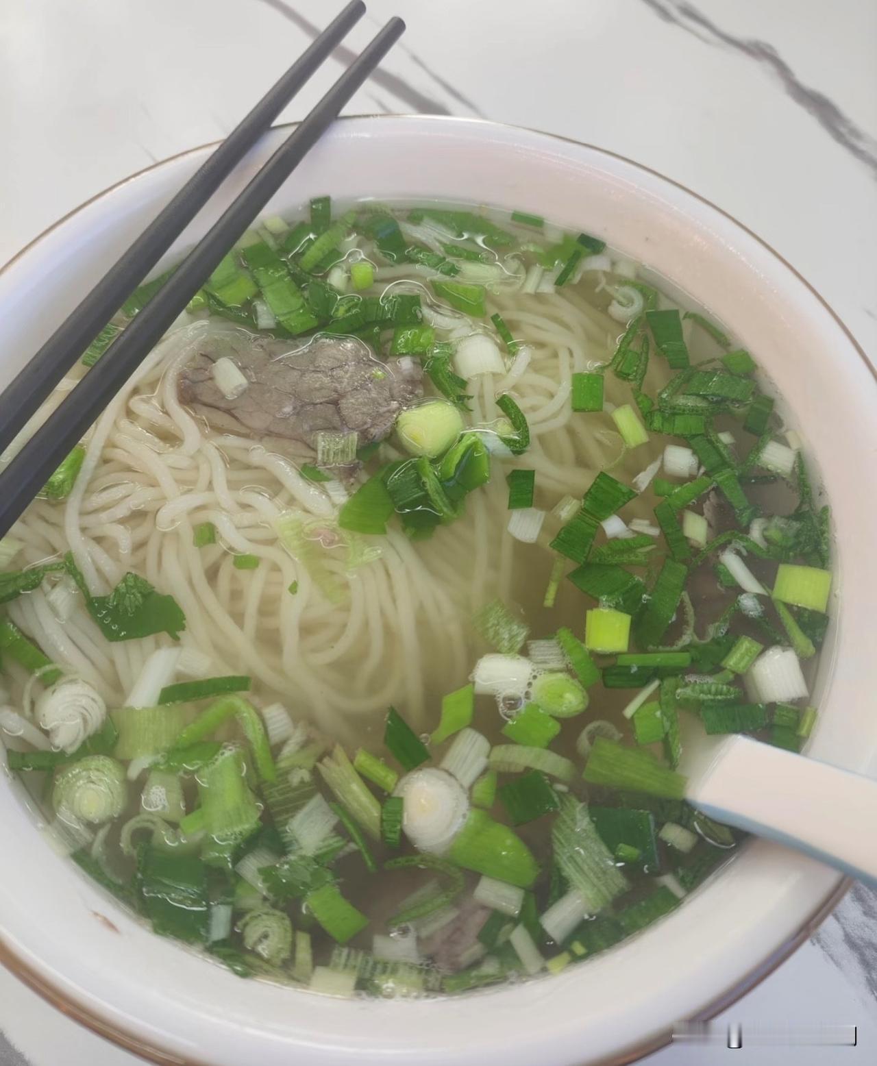 我今天去吃兰州拉面，
上来后碗里只有薄薄一片牛肉，
真的可以做到只有一片牛肉[捂