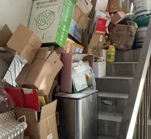 我同事老刘，楼上住了个“夜猫子”，每晚12点准时拖椅子、掉东西、高跟鞋踩得噔噔响