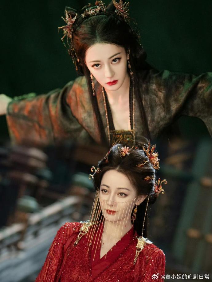 来看娱乐迪丽热巴rua陈飞宇迪丽热巴给陈飞宇摸美了摸脸杀+软萌贴贴，戏外比戏内还