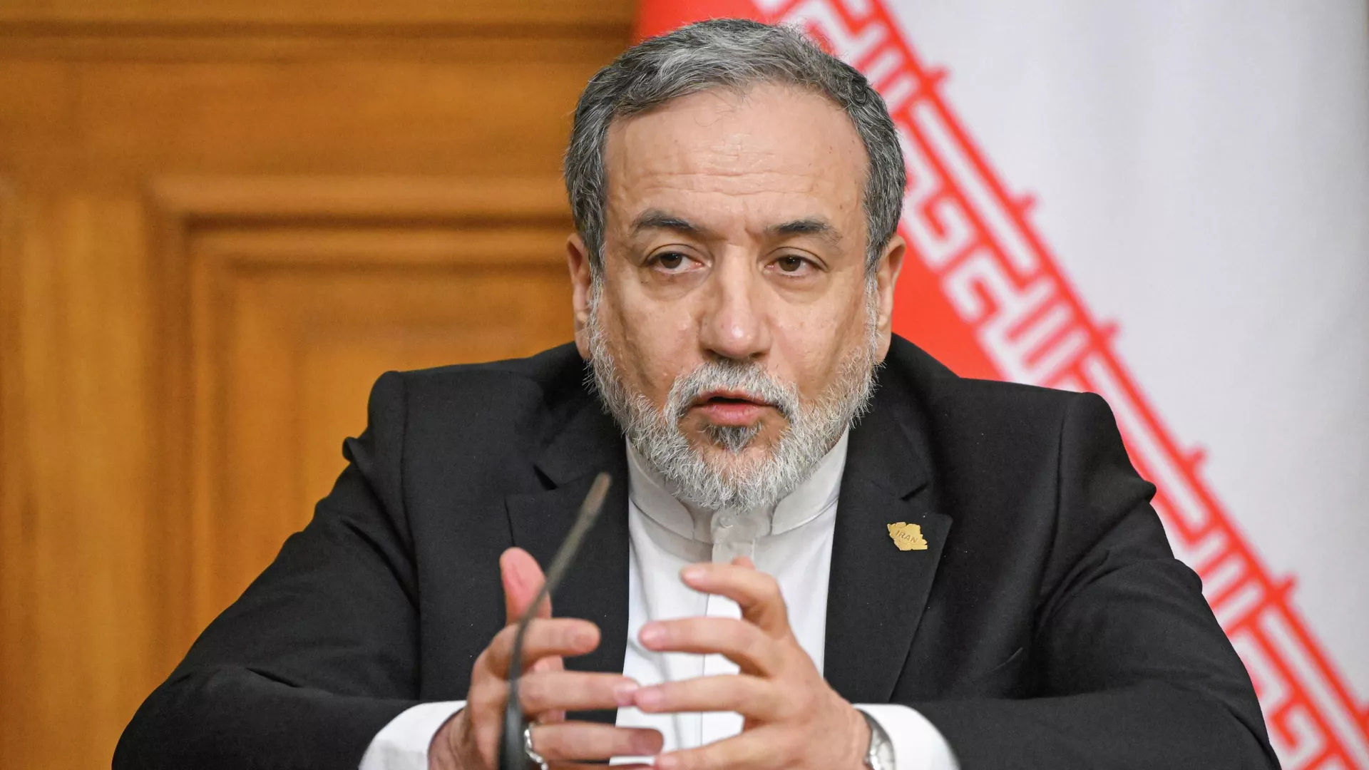 据环球时报报道，伊朗外长警告英国，若向美国提供军事基地将被视为参与侵略伊朗，伊朗