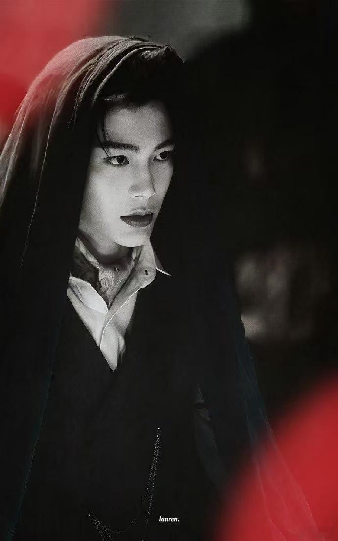 丁禹兮南部档案地狱局丁禹兮张海虾来也 一人分饰冷静白虾和疯批黑虾，丁禹兮把两种人