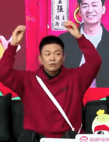 王宝强小狗比心  我们唐探还没播就已经提前上演快乐了🤣刘昊然教王宝强比心：૮₍