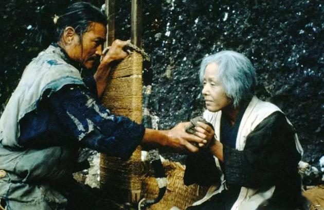 日本导演呼吁别让父母沦为下流老人 你敢信日本有把高寿老人扔掉的习俗吗？[柯基]以