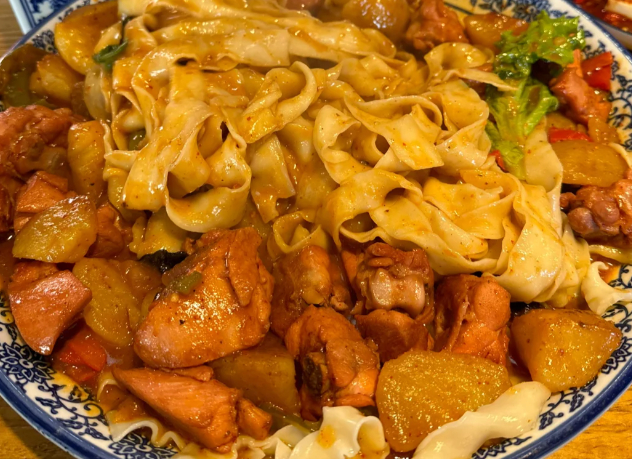 老吃家情侣不需要漂亮饭 漂亮饭也就拍拍照出出片了，吃得满足我选大盘鸡配面条