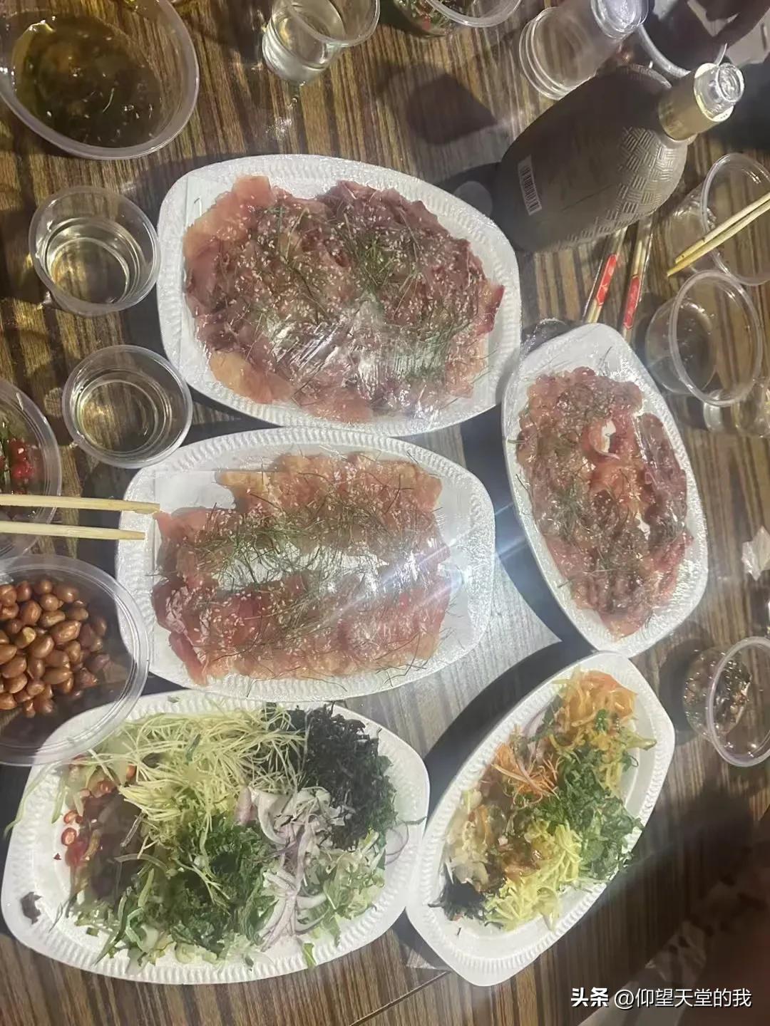 今日生活碎片记录作为一个在才来广西谋生的云南人，今天第一次吃鱼生。鱼是一个老板自