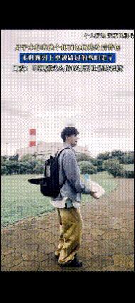 这也太巧合了！但这摆拍也做不到吧！

一男子本来想秀个帅气后抛面包进背包，结果刚