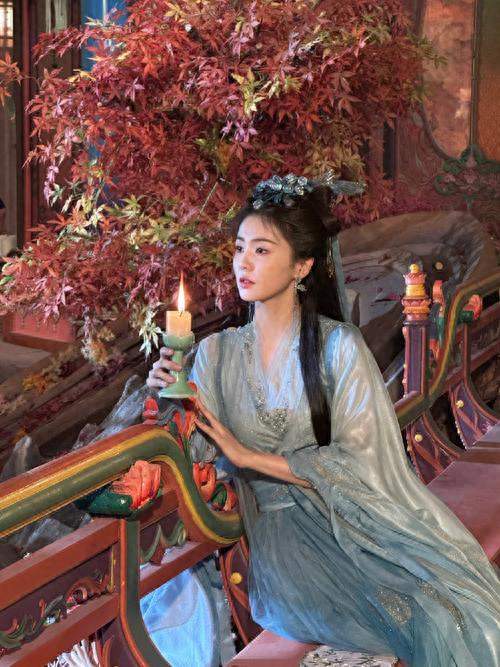 白鹿走秀提鞋引争议，片场松弛感真相