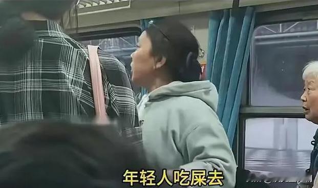 我买了张硬卧出去旅游，没想到一个大妈要求我跟上铺一个大爷换位置，我说我不换，没想