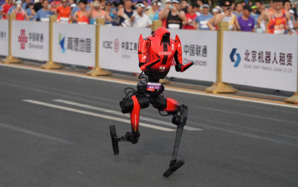太强了！人形机器人半马大赛，荣耀直接包揽前六名。
4月19日，北京亦庄机器人半马