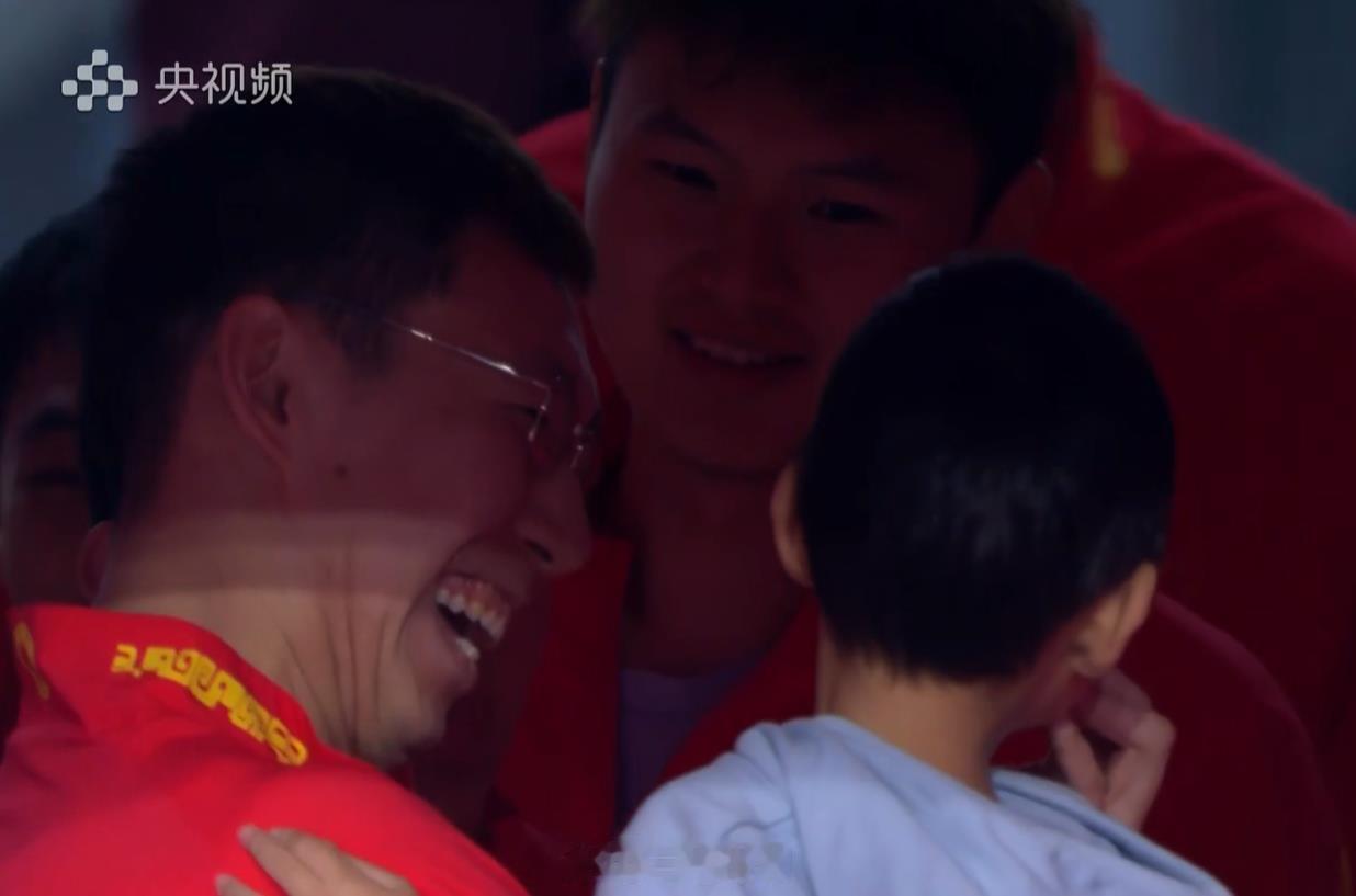 稍后颁奖仪式，琦琦这是带着二儿子来的啊！ 