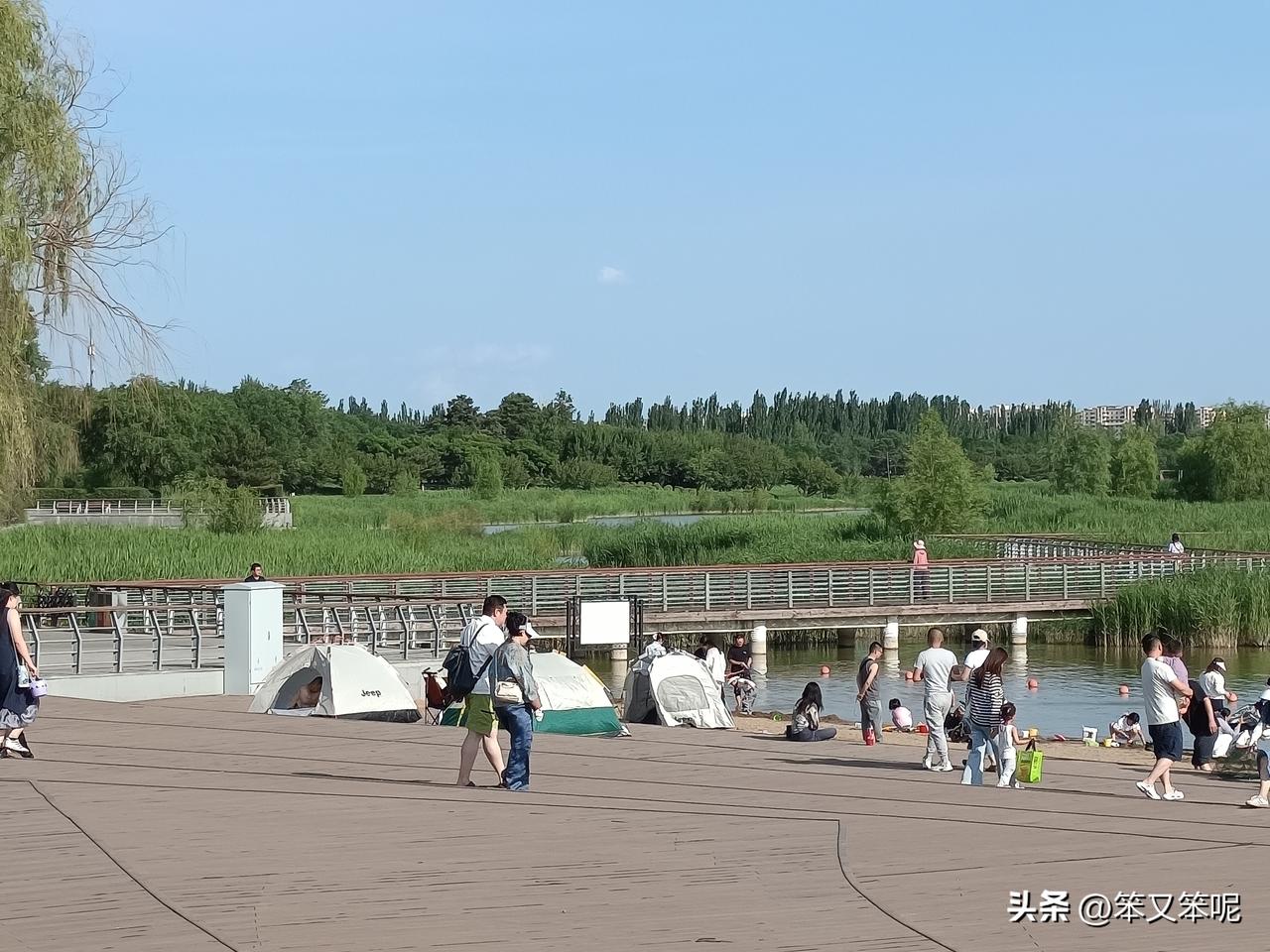 我认为现代。古代人与自然和谐相处，人是弱势群体。现代人与自然关系紧张，人类能力更