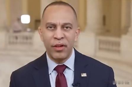 民主党领袖杰弗里斯批评共和党议员盲目支持特朗普:“他们完全彻底放弃了他们的责任，