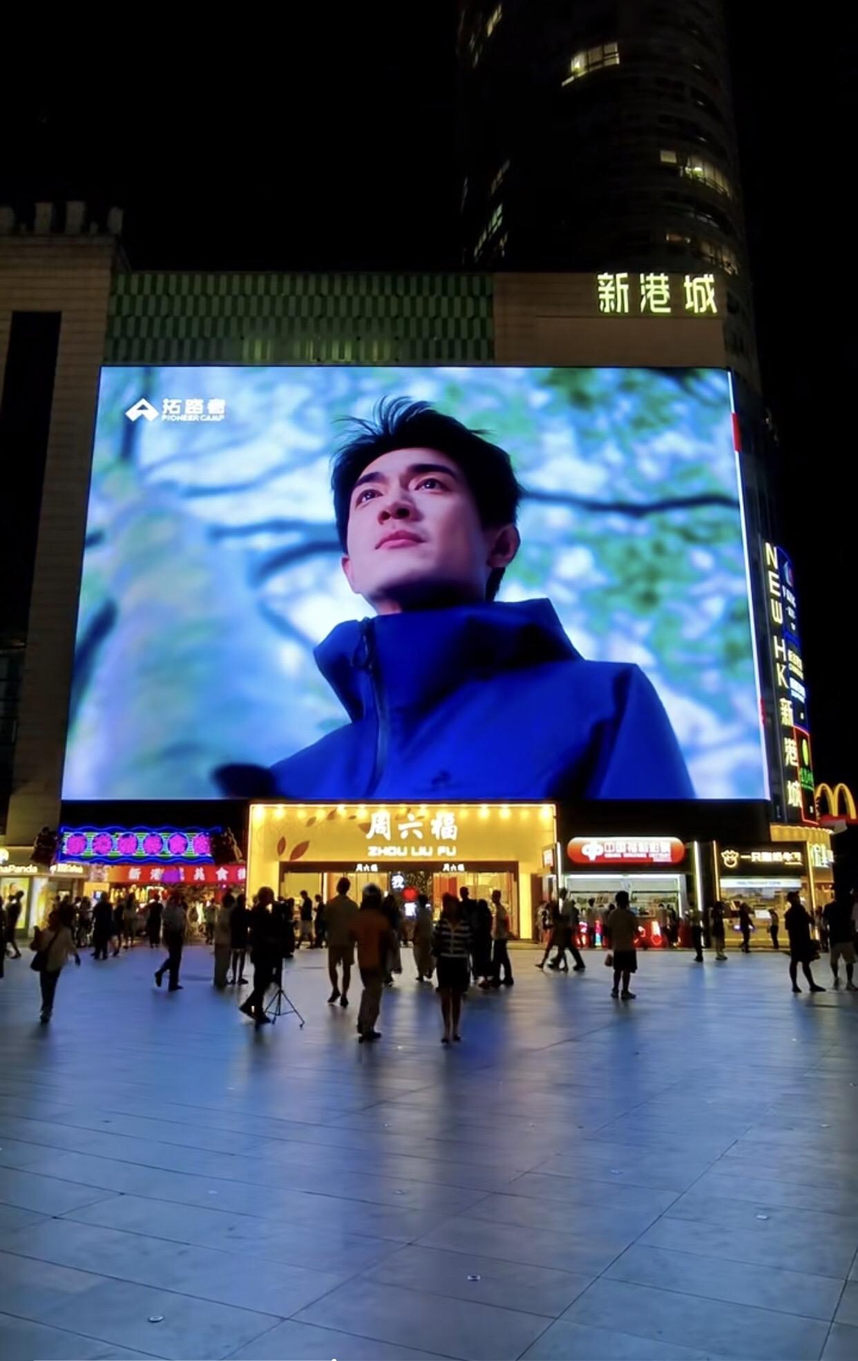 林更新不愧是大荧幕脸，越看越好看，晚上看更帅了