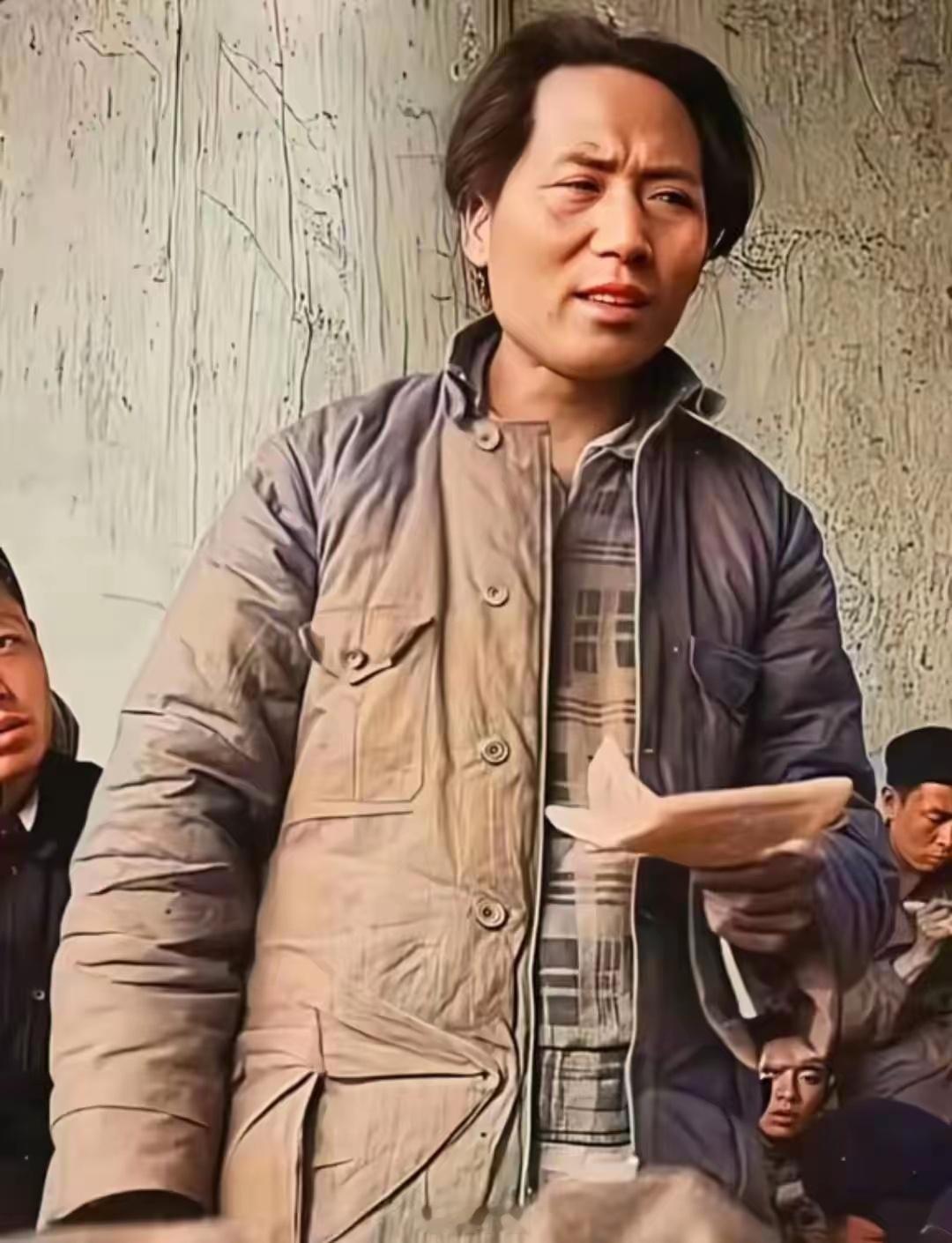 毛主席长征到达陕北延安后，在安定古镇参会时的一张照片这。 