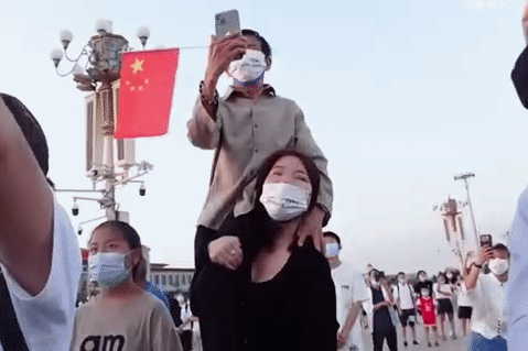 1997年，河南一个50岁光棍，捡回1名女婴。不料，送她读书后，她竟怒问：“穷到