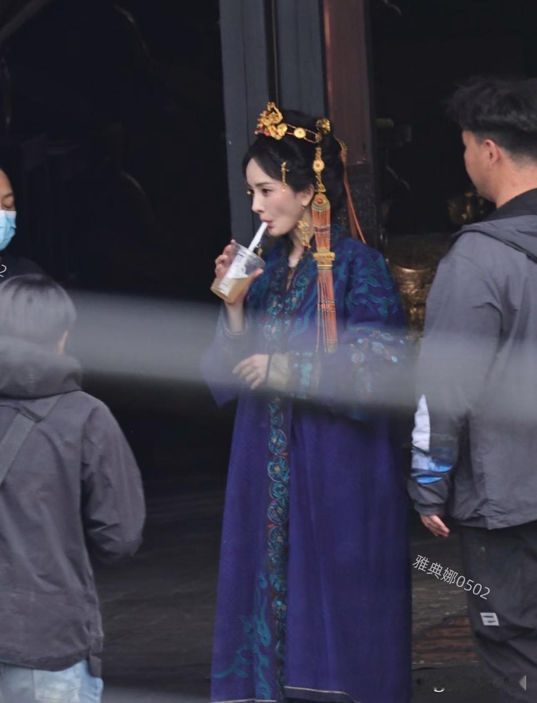 杨幂新剧瘦得都嗦腮了，虽然瘦了显得凌厉霸气，但年龄感也上来了。 