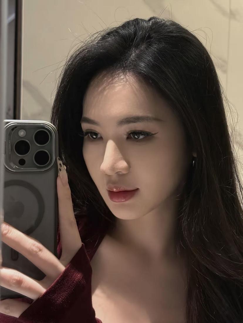 沉思的瞬间，镜中的倒影，藏着无尽的故事。于风景中看自己 于风景中见自己 女人的形