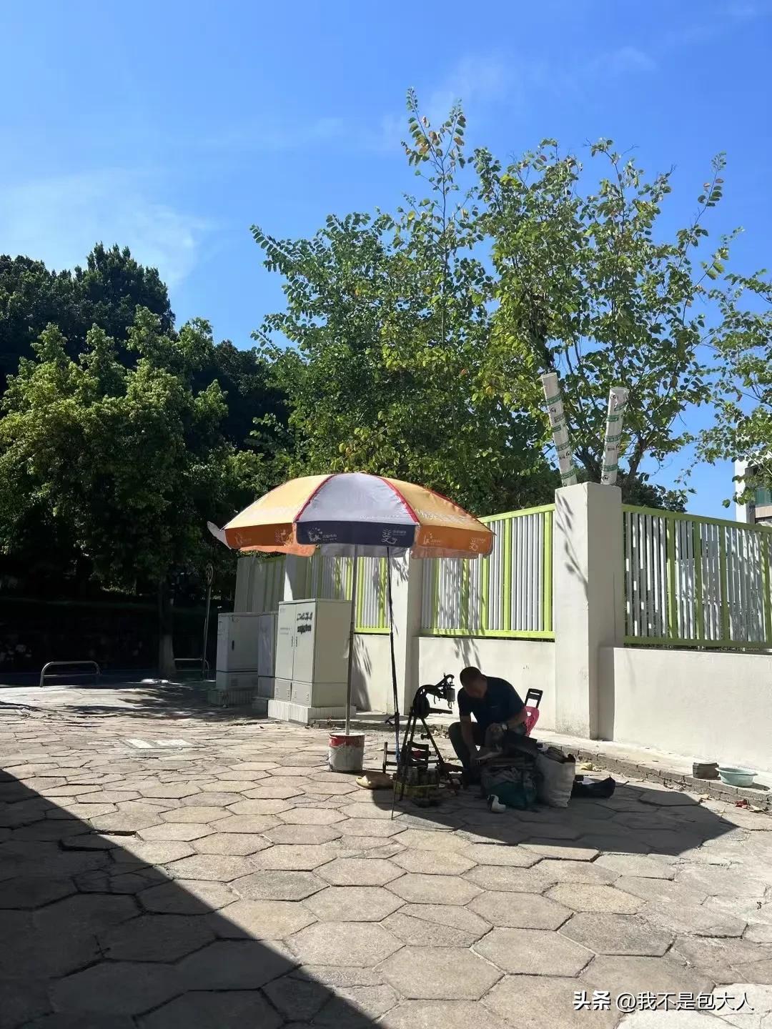 这天气适合缝缝补补，洗洗晒晒。

挺羡慕这位修鞋师傅的，自由自在，赚钱娱乐两不误