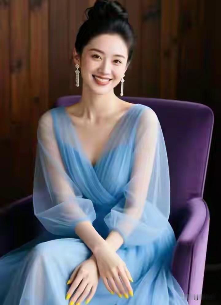 为什么形容女孩子美叫“如花似玉”出水芙蓉，亭亭玉立。说的就是如花似玉。