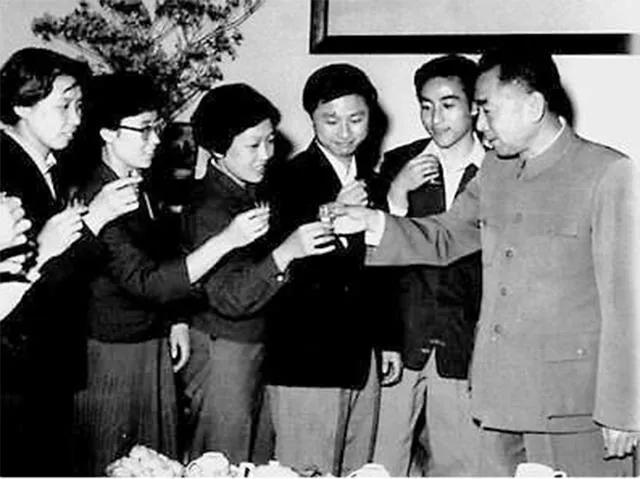 1961年，乒乓球运动员被邀请来周总理家做客，聊天的过程中，周总理还说要请他们吃