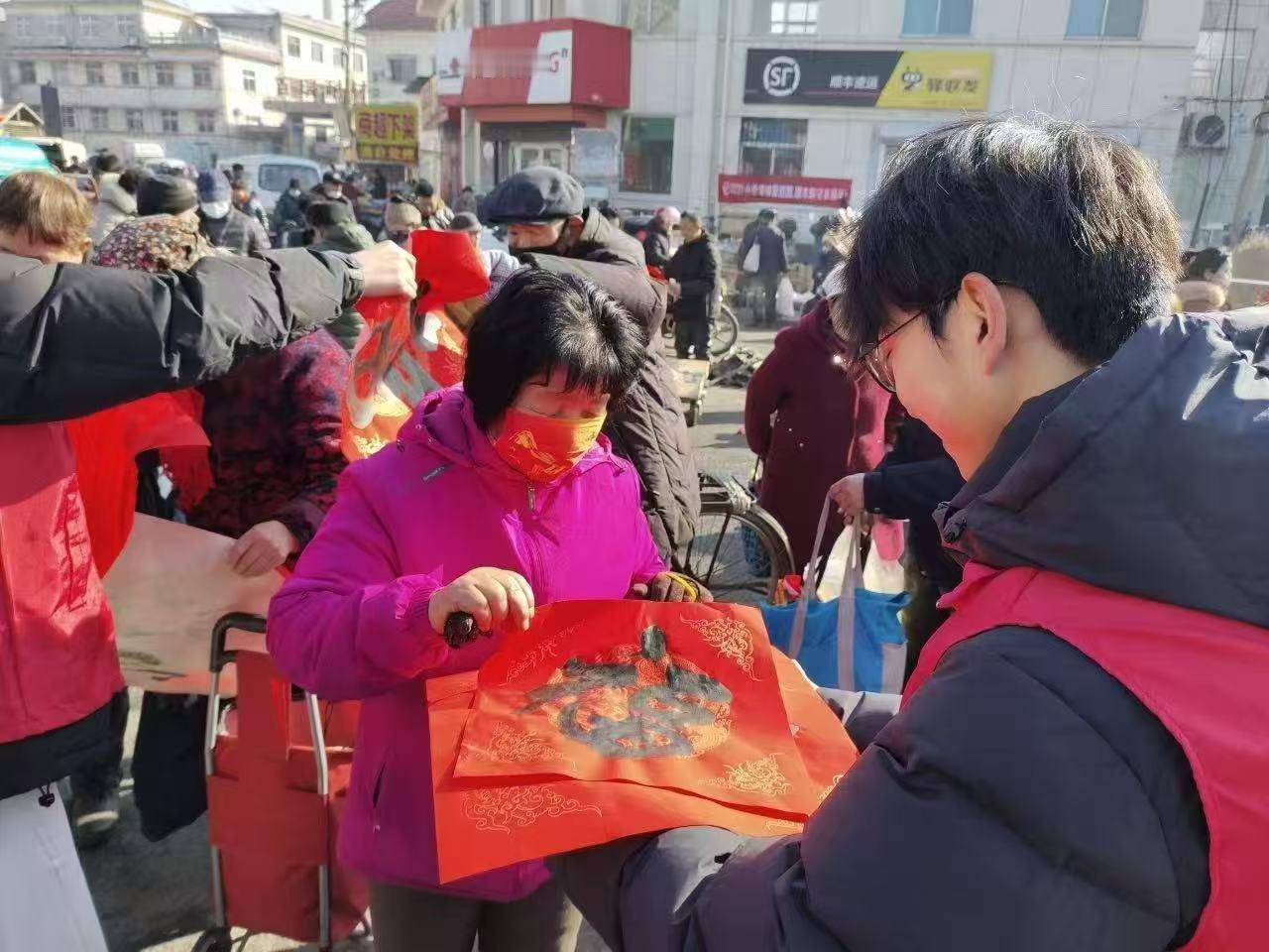 秦岭笑谈【儒韵暖乡野，青春送福忙】青春三下乡社会实践曲阜师范大学 红纸铺展年味浓