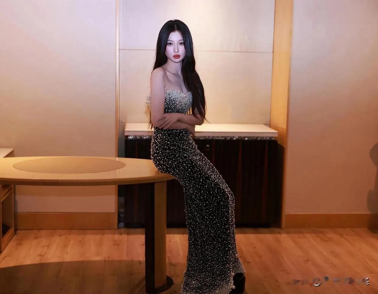 虞书欣身着一件装饰满珍珠的抹胸晚礼服，其光彩熠熠，仿佛将整个璀璨星河都穿在了身上