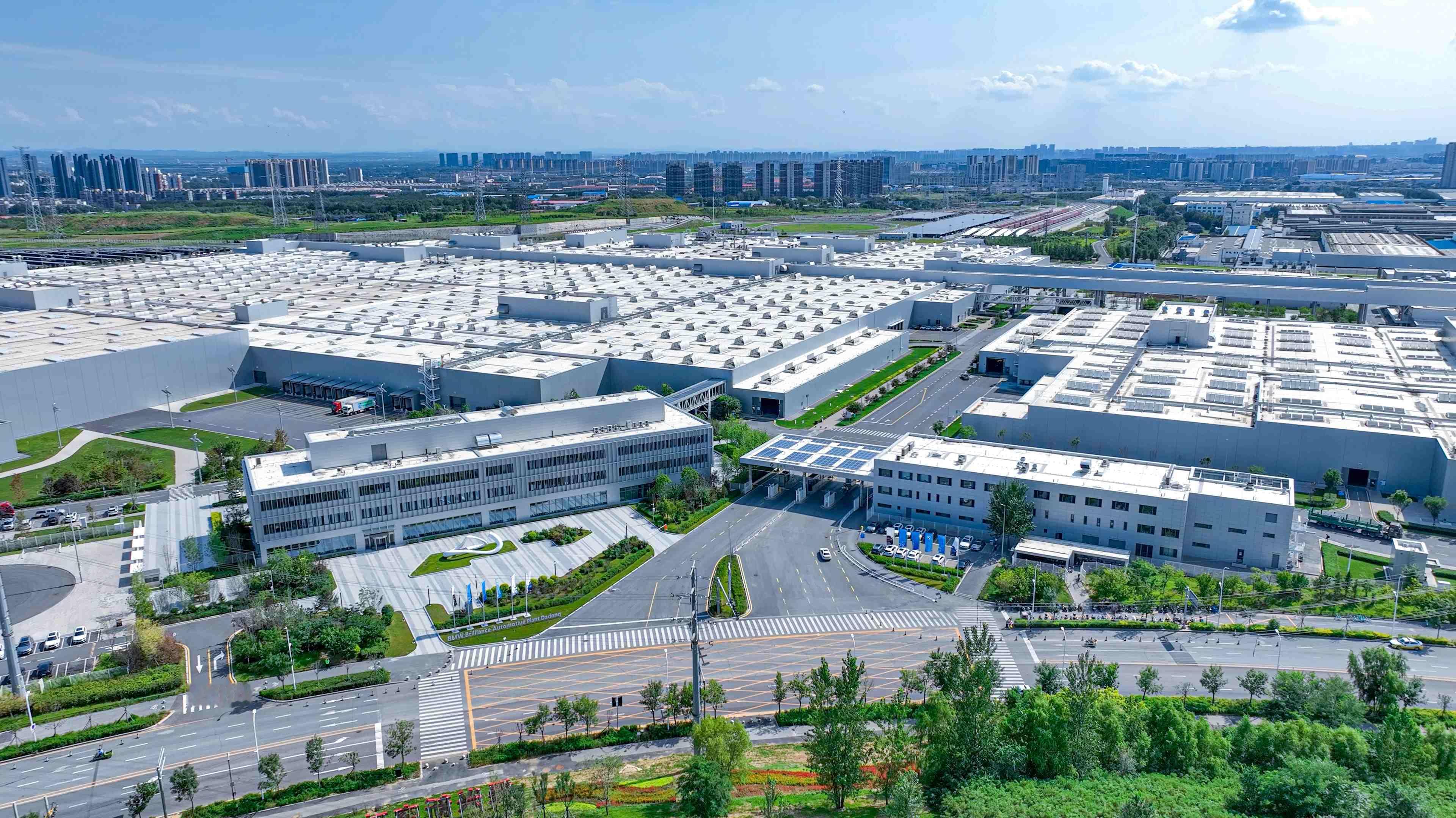 华晨宝马大东工厂累计产量突破350万辆，第350万辆为BMW 5系曜夜版“黑武士