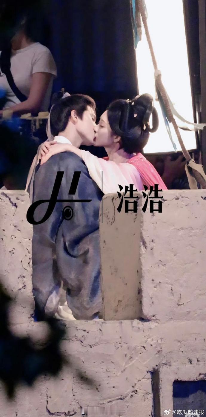 孟子义李昀锐城墙上拥吻孟子义李昀锐终于学会翻面吻了 城墙晚风裹挟爱意，翻面吻里全