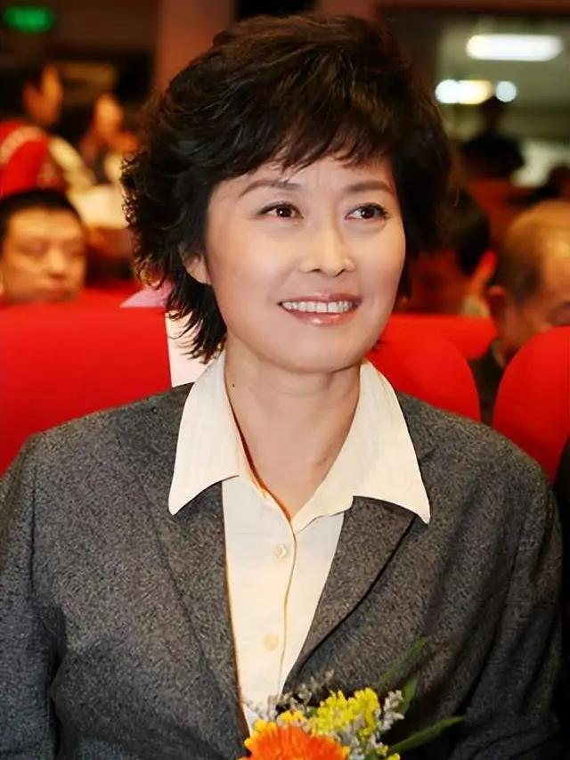 人生多唏嘘，她才71岁，那个浑身书卷气的女主持人敬一丹这么早就离开了。

她从央