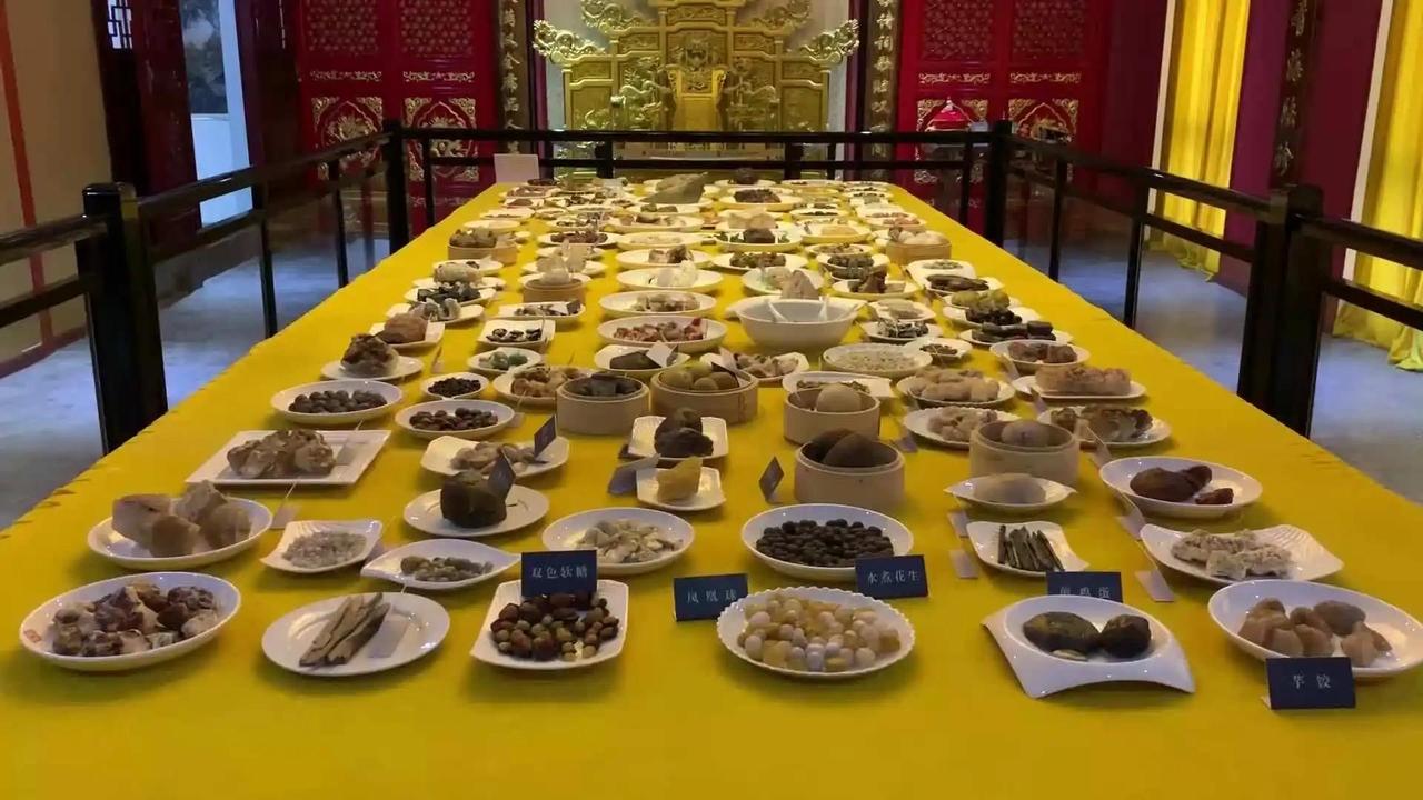 清朝皇帝吃饭有多严？一道菜最多夹3口，很多人不知道

很多人以为古代皇帝顿顿山珍