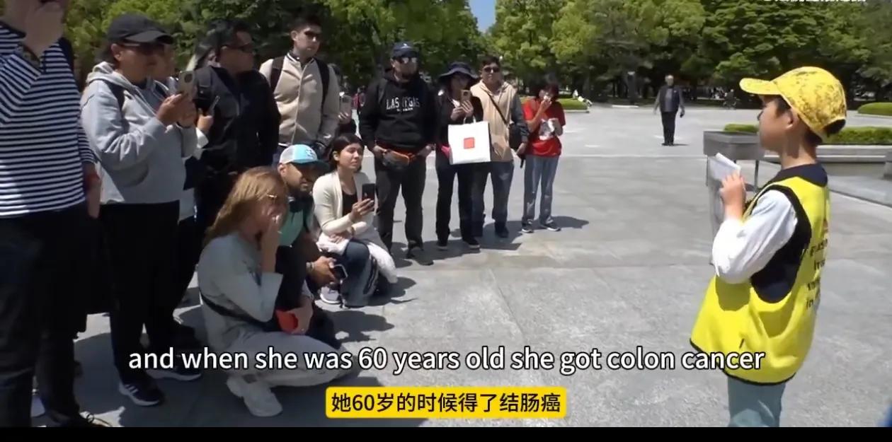 8月6号，日本政府找了一个名叫佐佐木的“小男孩”向游客们讲述他那没见过面的曾祖母