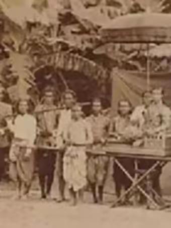1900年，一个中国通缉犯找白人国王租了块地，租期999年，带1118个乡亲去南