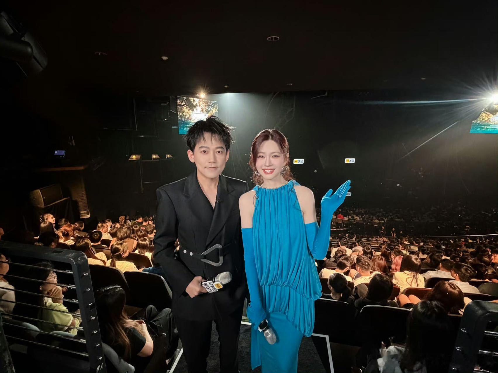 苏醒唱歌时何炅表情看苏醒玩梗何炅表情直接笑出声，心态松弛敢于调侃自己。作为串讲人
