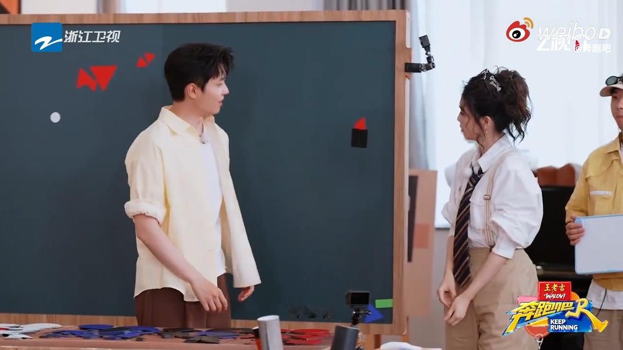 白鹿拼口红一秒传神奔跑吧 她上去之后也没搞什么花哨的，就安安静静把口红碎片对齐了
