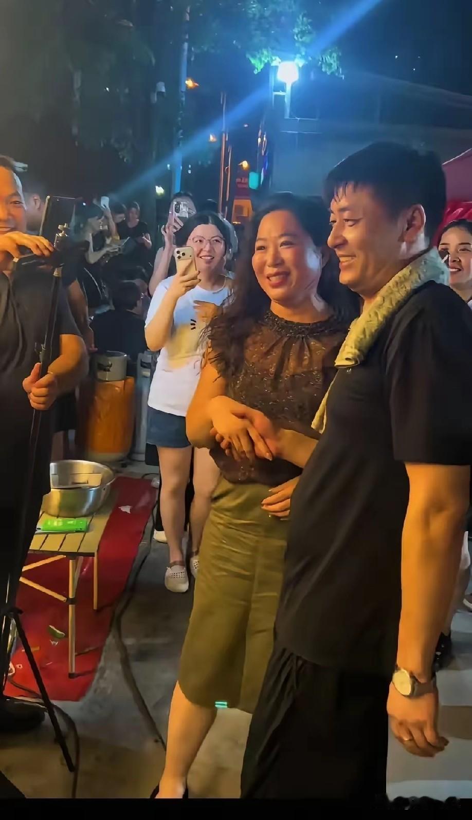 我有一种预感
这个叫陈杰的烧烤摊主
会一个不小心把平顶山的商业带起来的

毕竟互
