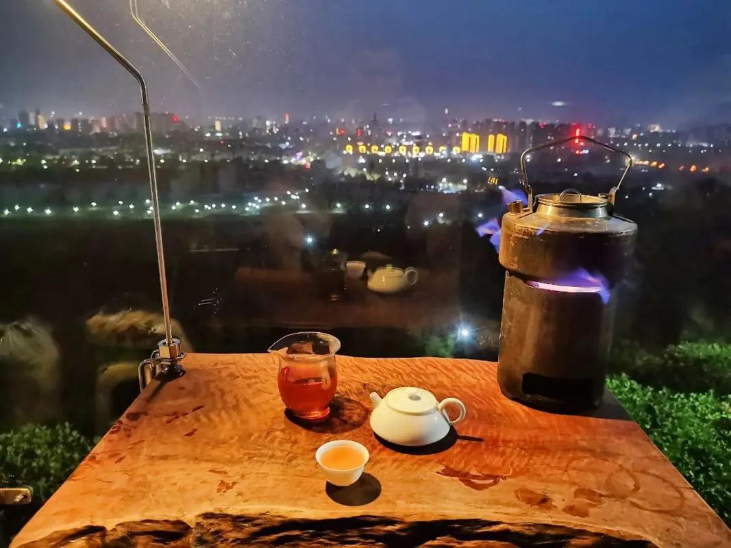 诗人随笔：夜未央
文/无冕诗人

夜色沉下来，落满庭院，石阶如浸在墨里，青得发凉