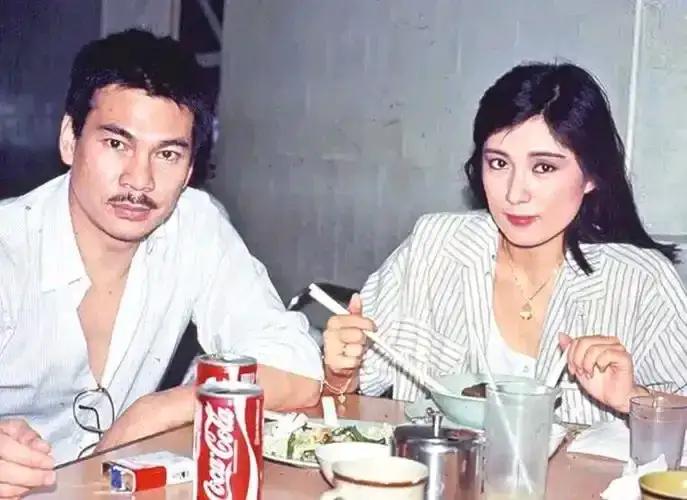 80岁陈观泰四段情史：一生四任娇妻，每一段都极具故事感
 
老牌武打演员陈观泰，