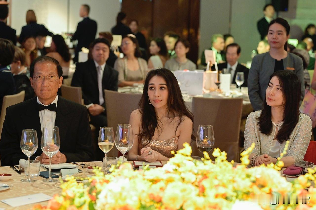 豪门千金现身联合国总部大楼出席会议　头衔猛料坐第一排尽显地位
已故赌王何鸿燊四房