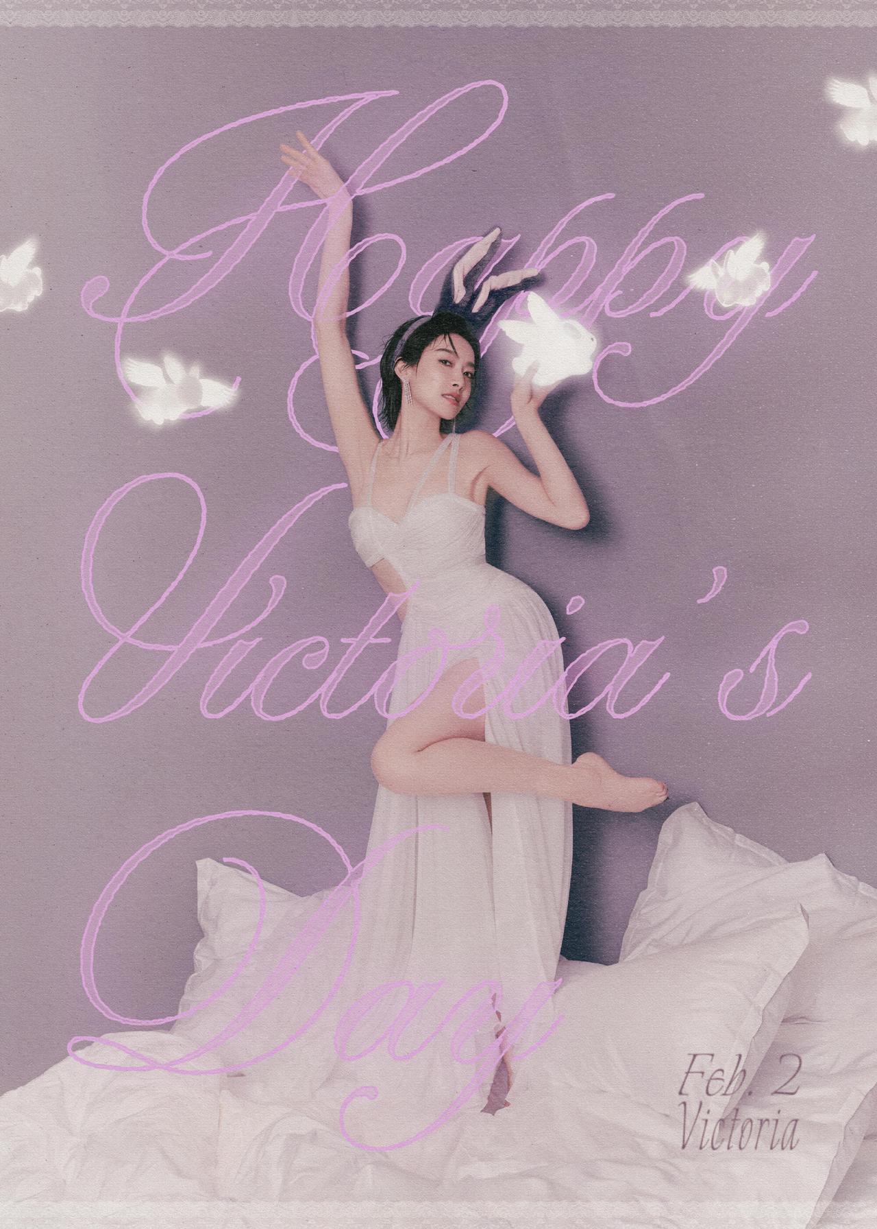 宋茜
灰蓝的墙把光滤得柔软
白床单摊开一整张云
兔耳垂在发间
像把春天的绒线，系