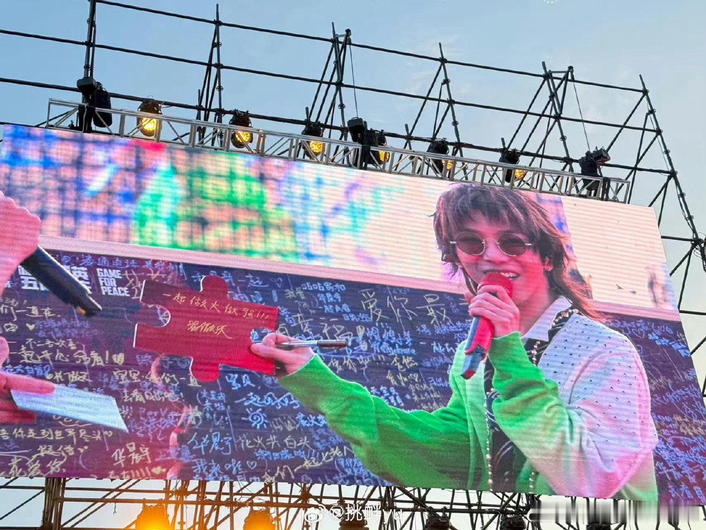 #华晨宇游戏ID服弟魔##华晨宇小小MVP直接拿下# 华晨宇那是超宠弟弟的吧，没