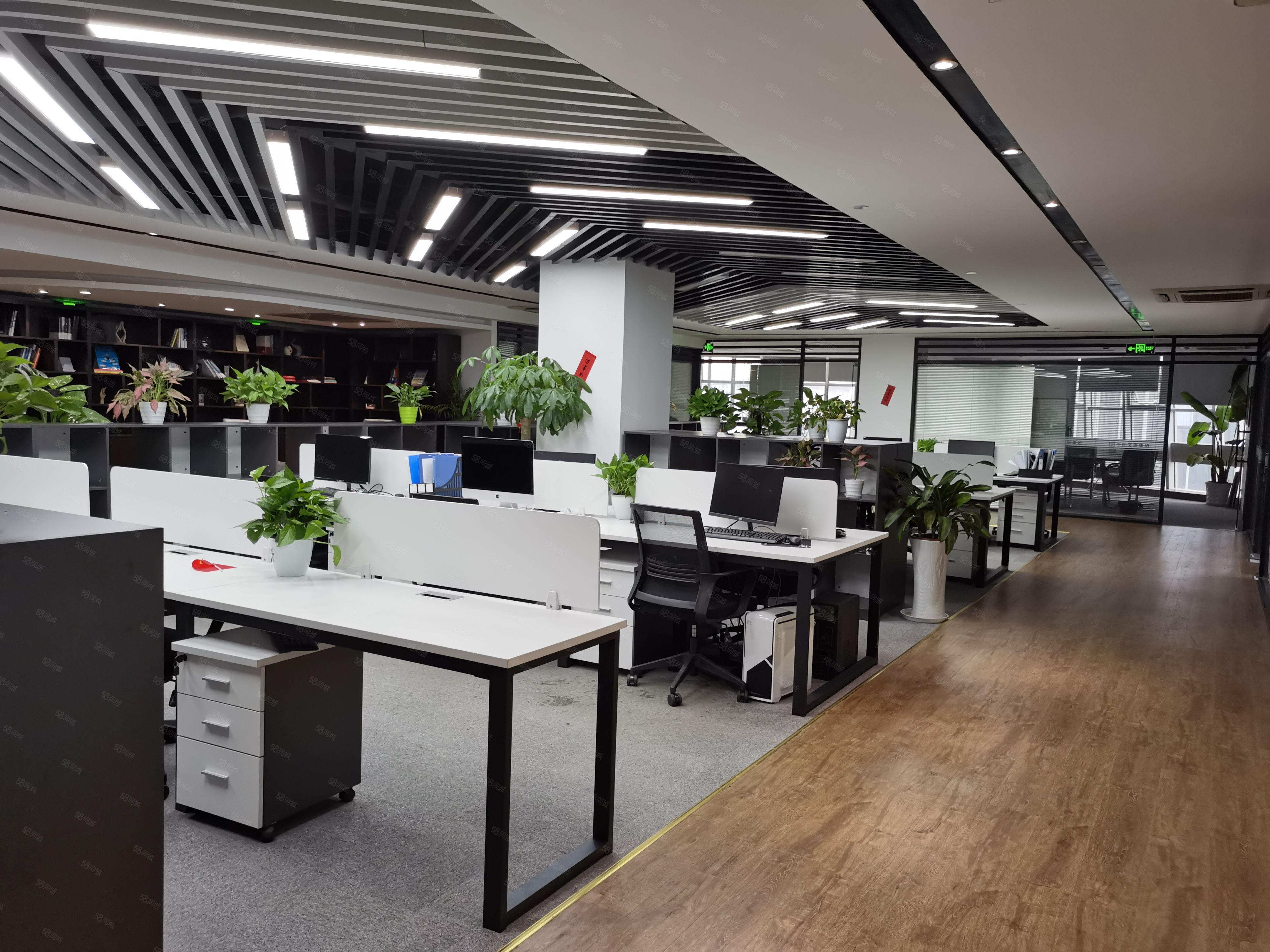 建议将8小时工作制缩短为7小时 这个想象力还是挺丰富的，大家应该是站两边吧，一边