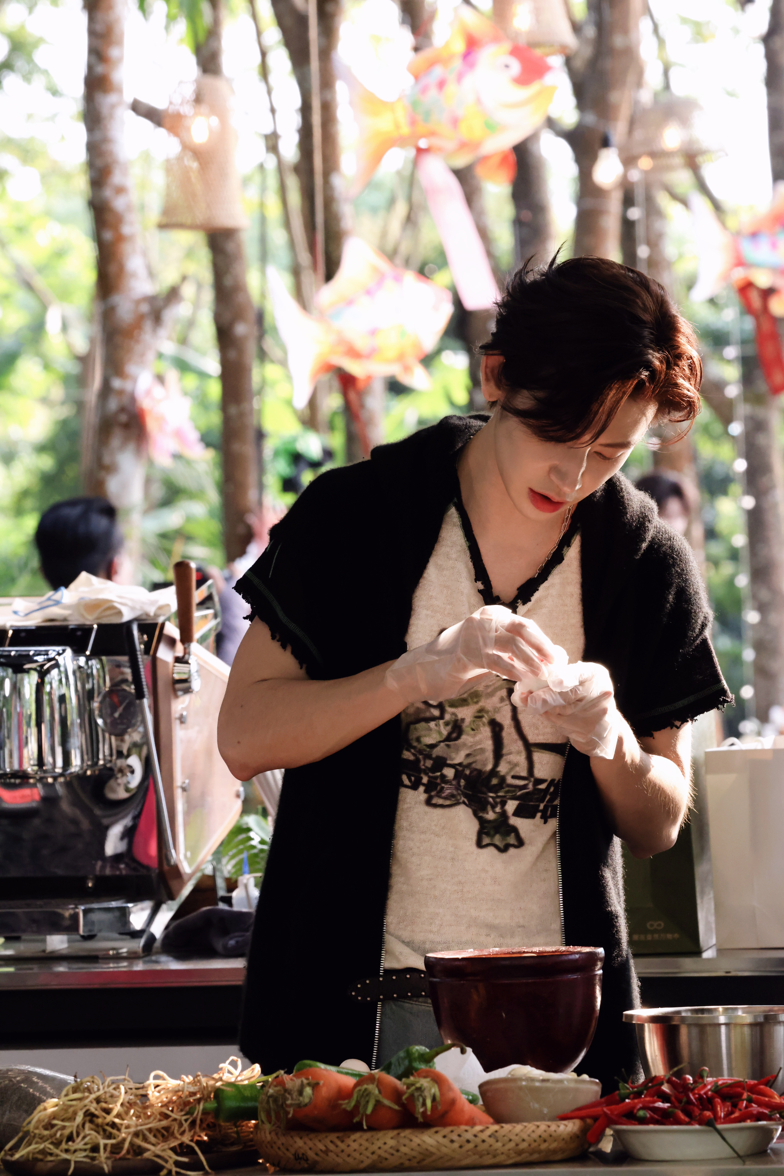 小鬼拱火拱到自己身上小鬼被姚晓棠的鸡翅打了 张星特放下鸡翅像吃到难吃东西，被小鬼