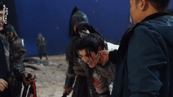 陈飞宇打戏拍到缺氧陈飞宇拍高强度打戏累到缺氧，花絮质感堪比正片，态度超用心，将军