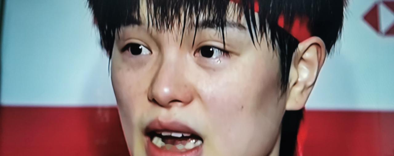 那个拥抱，比金牌更早预定。
决胜局，安洗莹救回三个赛点。
她抹汗时，手腕露出一截