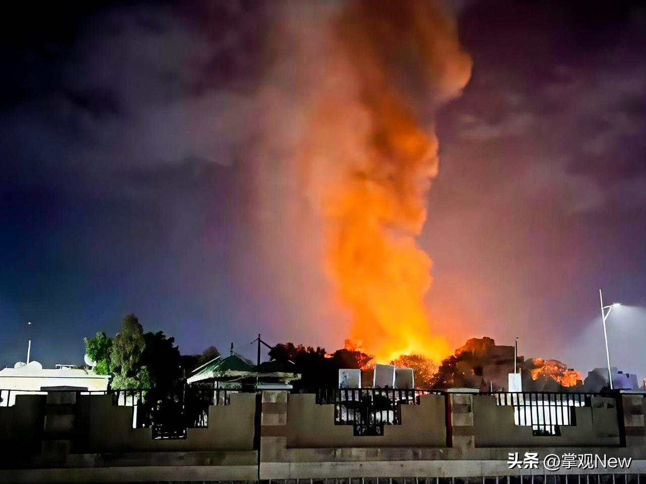 200万桶级油轮遭袭爆炸，特朗普放狠话警告伊朗。

一艘载着200万桶原油的巨型