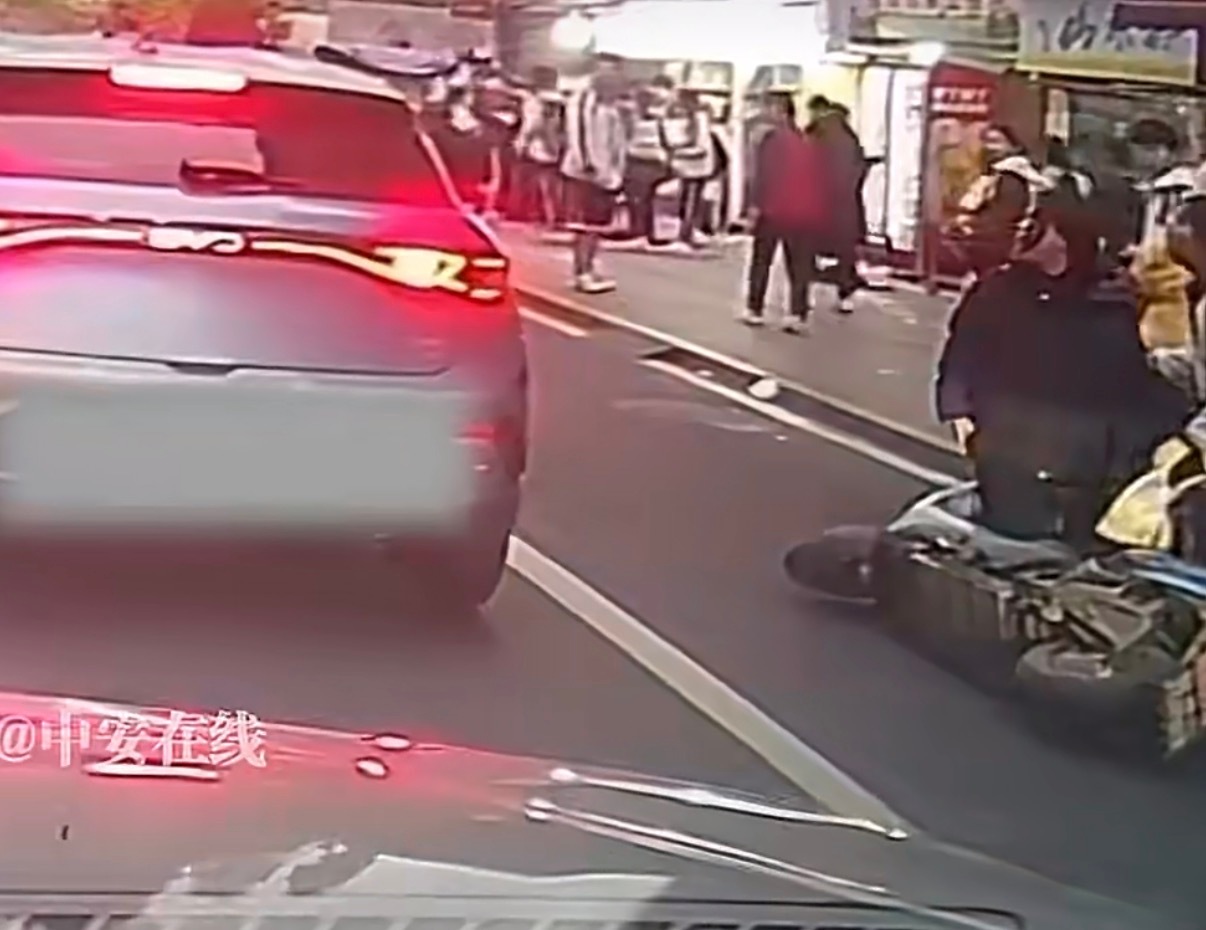 做人留一线，日后好相见？家长违停孩子开门杀撞人后逃逸 说实话，这事看完有点窝火。