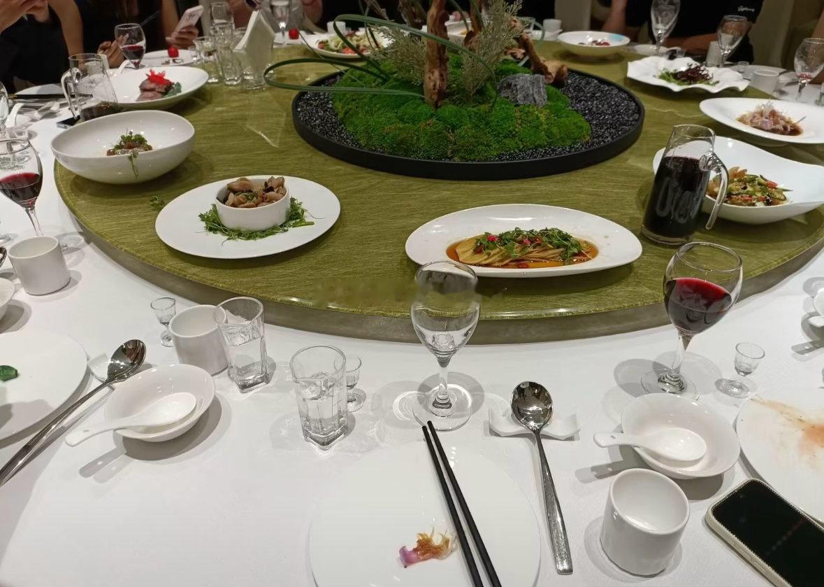 复盘完，叫上团队里几个今晚没啥事的小伙伴，一起吃顿饭听过一句话，有些饭局不是为了