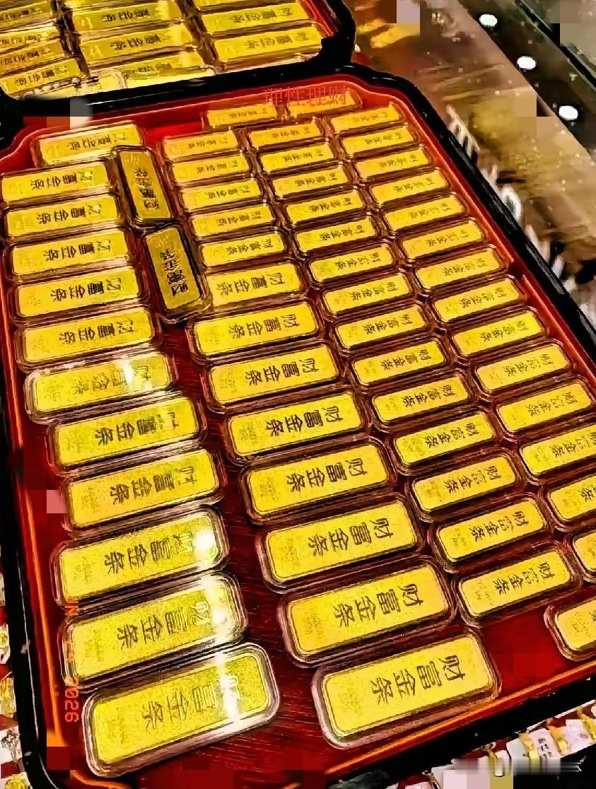 看了今天的金价，
我感觉自己血压飙升了，
6月24日，金价从902直接跌到了
 