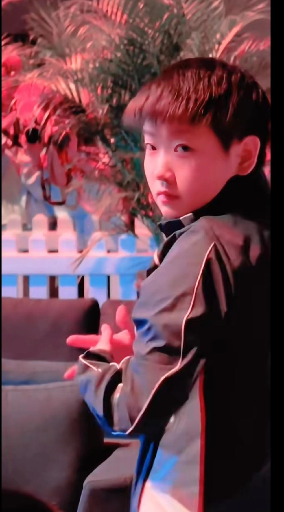 谁懂啊！孙颖莎这一转头，心都化了🥹
 
就这慢慢转过来的一刹那，谁看了不喊一句